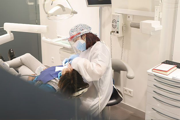 tratamiento de mucositis en clinica experta en implantes dentales en Aviles. Prevención de la periimplantitis