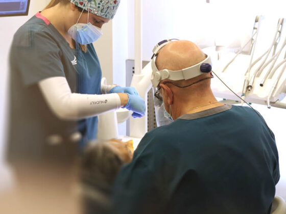 El rechazo de implante dental es uno de los grandes miedos de algunos pacientes antes de realiza un tratamiento de implantes dentales en Avilés. El Dr. Suárez Solís es experto en implantología y periodoncia en nuestra clínica dental en Avilés