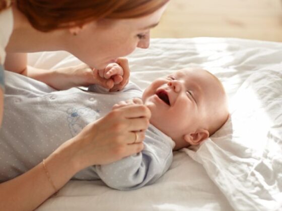 Cómo calmar a un bebé cuando le salen los dientes. Clínica Villalaín