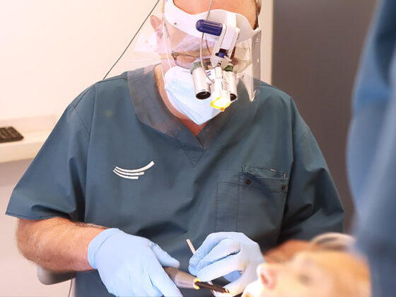 Diferencias entre dentadura postiza e implantes dentales en nuestra clínica dental en Avilés