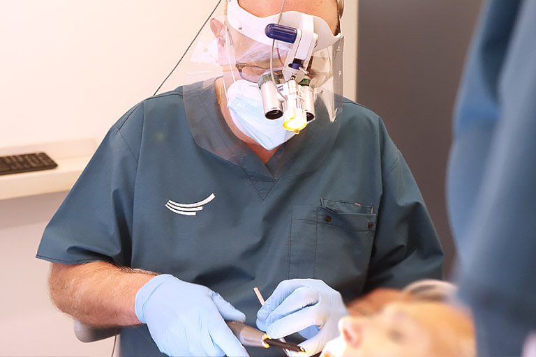 Diferencias entre dentadura postiza e implantes dentales en nuestra clínica dental en Avilés
