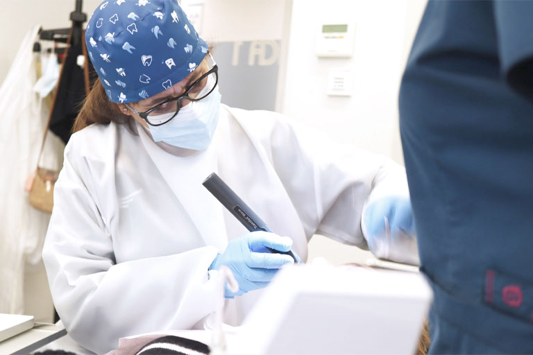 Dra. Gloria especialista en odontopediatría en Avilés tratando un caso de anquilosis dental en la Clínica Suárez Solís