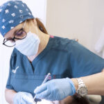 Doctora Gloria, dentista en Avilés tratanto un caso de caries dental