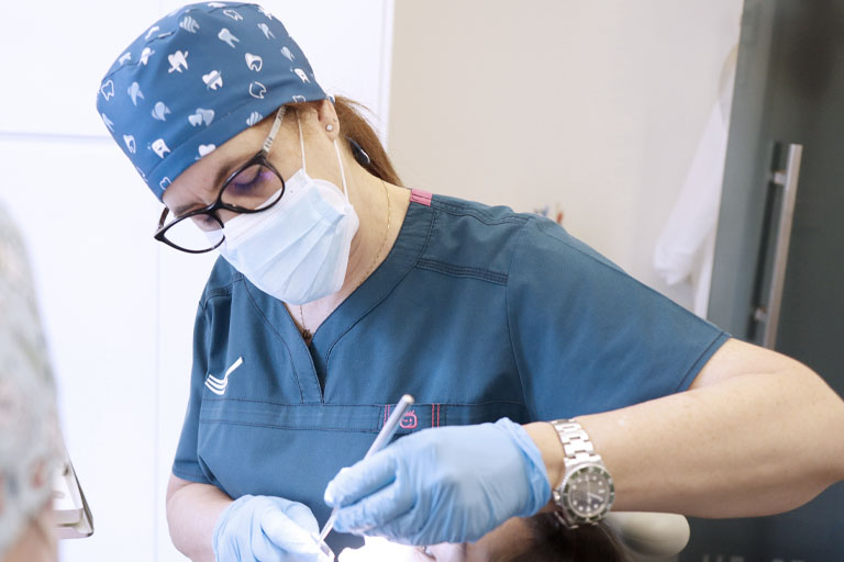 Doctora Gloria, dentista en Avilés tratanto un caso de caries dental