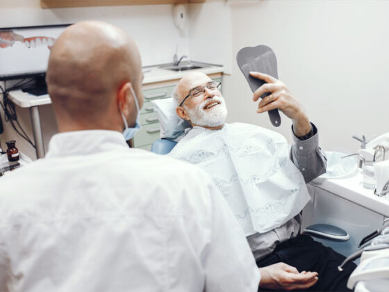dentista hablando de implantes y enfermedades de las encías