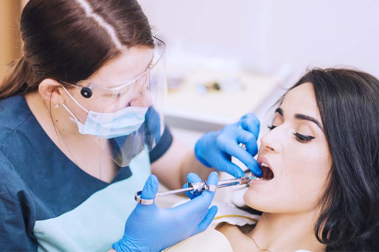Colocación de anestesia dental por un Dentista en Avilés