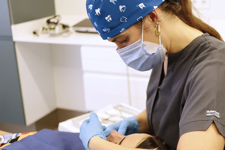 dentista en aviles realizando un tratamiento de caries