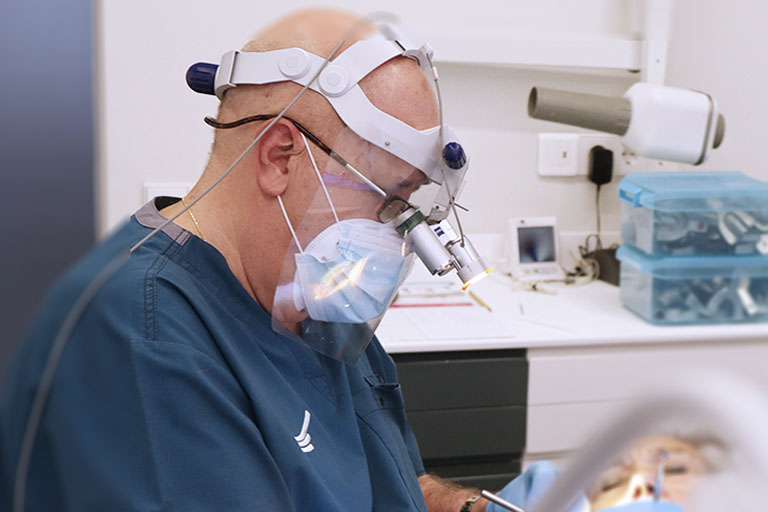 dentista en aviles tratando una infeccion dental