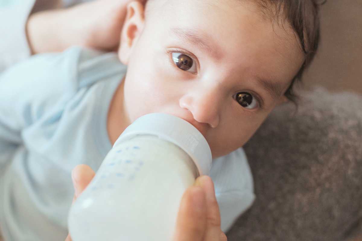 biberon por la noche y caries de bebé