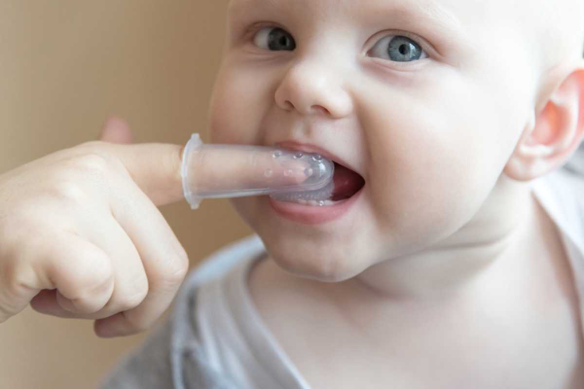 Los primeros pasos hacia una sonrisa saludable: cuidando con delicadeza los dientes del bebé.