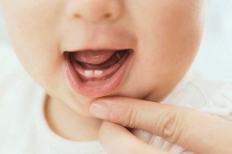 Dientes del bebé ¿Hay que limpiar ya el primer diente del bebé