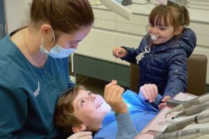 Doctora Brezo Suárez-Solís realizando un tratamiento de dientes torcidos en la clínics dental en Avilés