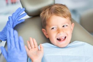 Niña pequeña sonriendo - Qué hacer cuando un niño tiene miedo al dentista - Odontopediatría Avilés - Clínica Suarez Solis
