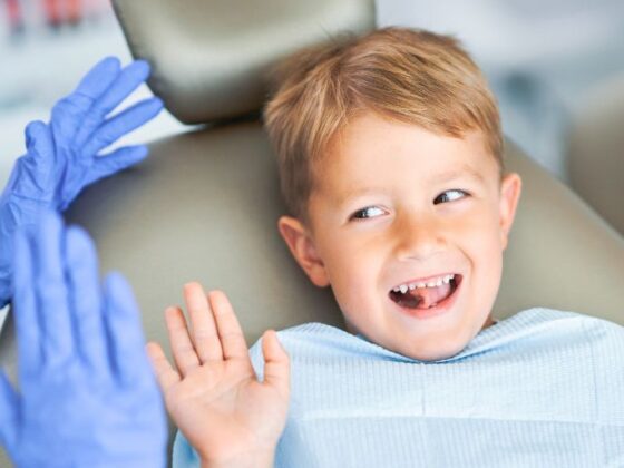Niña pequeña sonriendo - Qué hacer cuando un niño tiene miedo al dentista - Odontopediatría Avilés - Clínica Suarez Solis