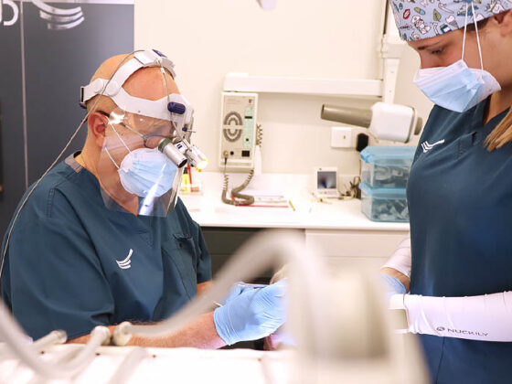 Periodontitis es una de las causas de perdidas de dientes. El Dr. Juan Carlos Suárez Solís es el encargado del área de periodoncia en nuestra Clínica Dental en Avilés